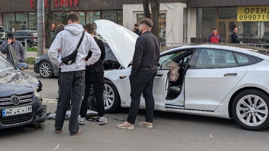 Ланцюгова аварія на Галицькій: 23-річний керманич Tesla спровокував зіткнення трьох машин