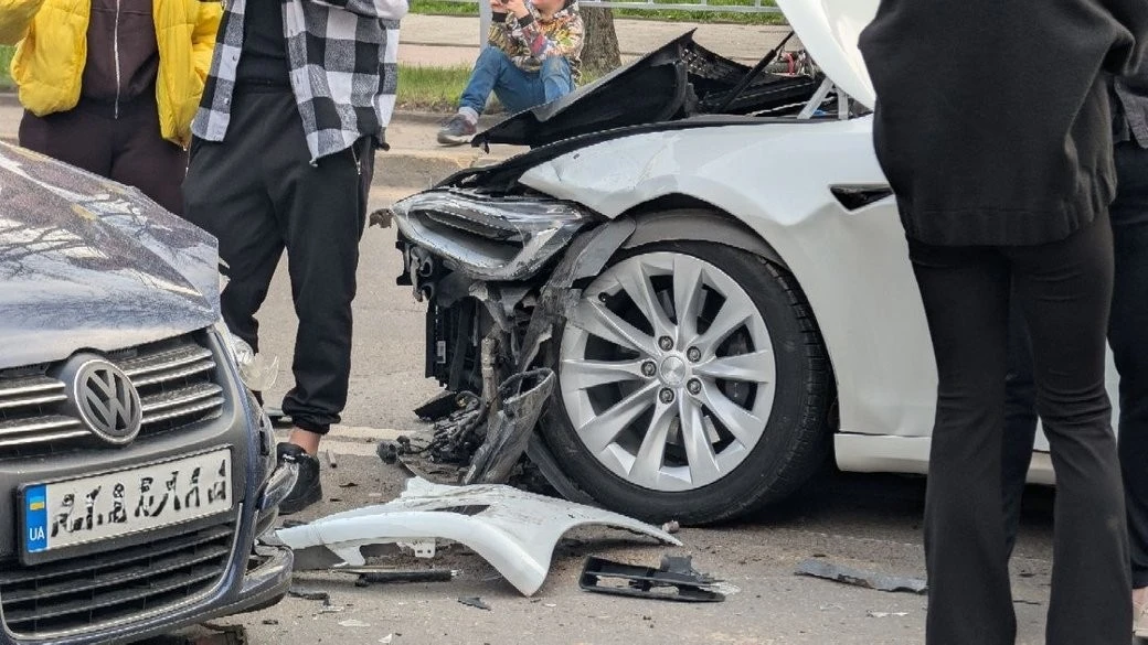 Ланцюгова аварія на Галицькій: 23-річний керманич Tesla спровокував зіткнення трьох машин