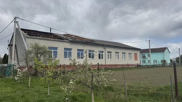 Буревій на Прикарпатті пошкодив ліцей і залишив тисячі людей без електрики