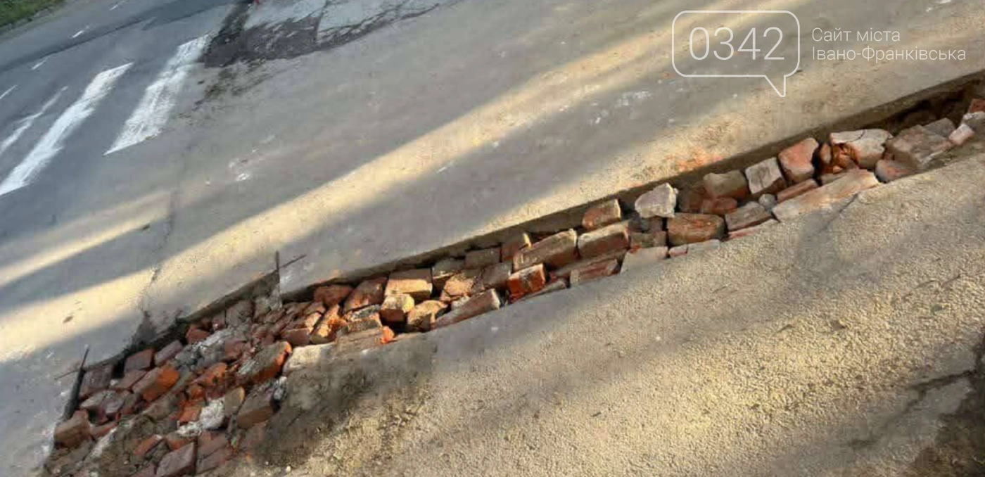 Цегла замість щебеню: у Коломиї розкритикували специфічний ремонт автошляху