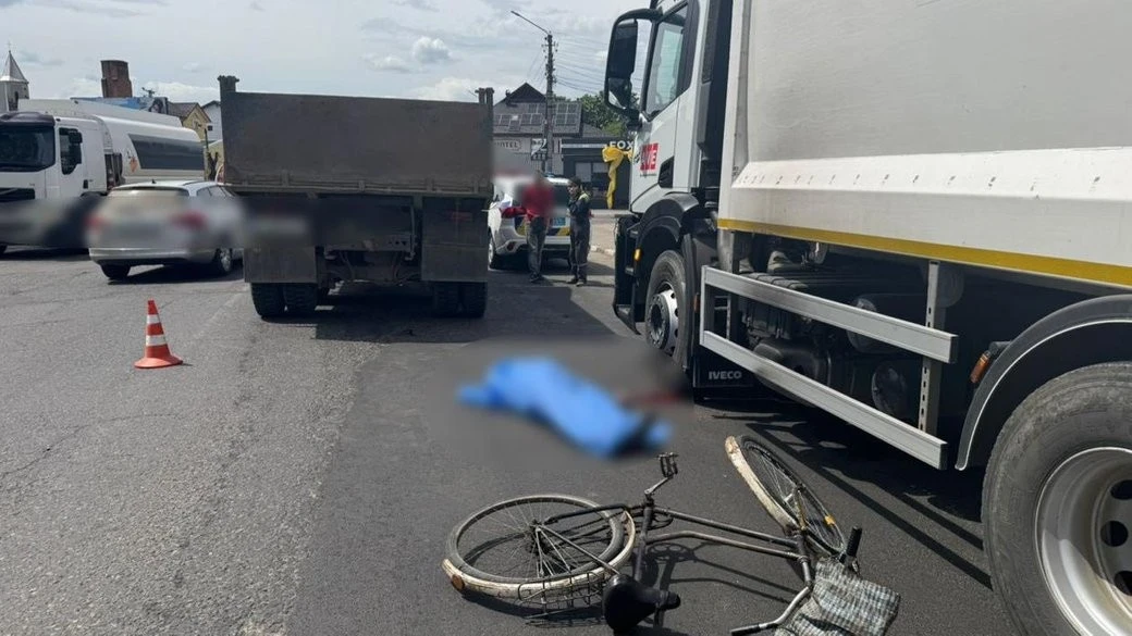 Трагедія у Заболотові: під колесами вантажівки загинув літній велосипедист