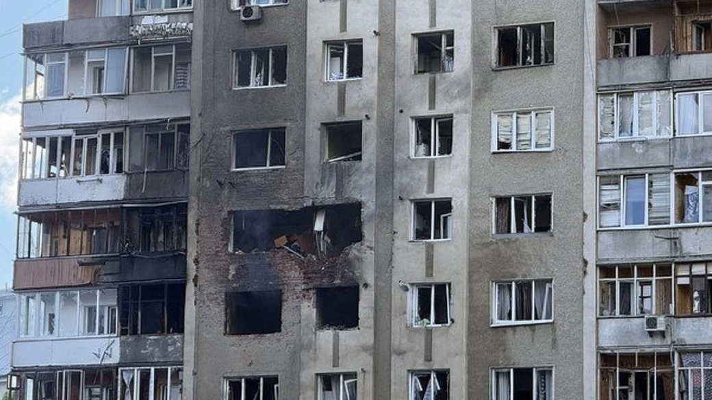 Масштаби руйнувань в Івано-Франківську: постраждалим від дронової атаки виділяють допомогу