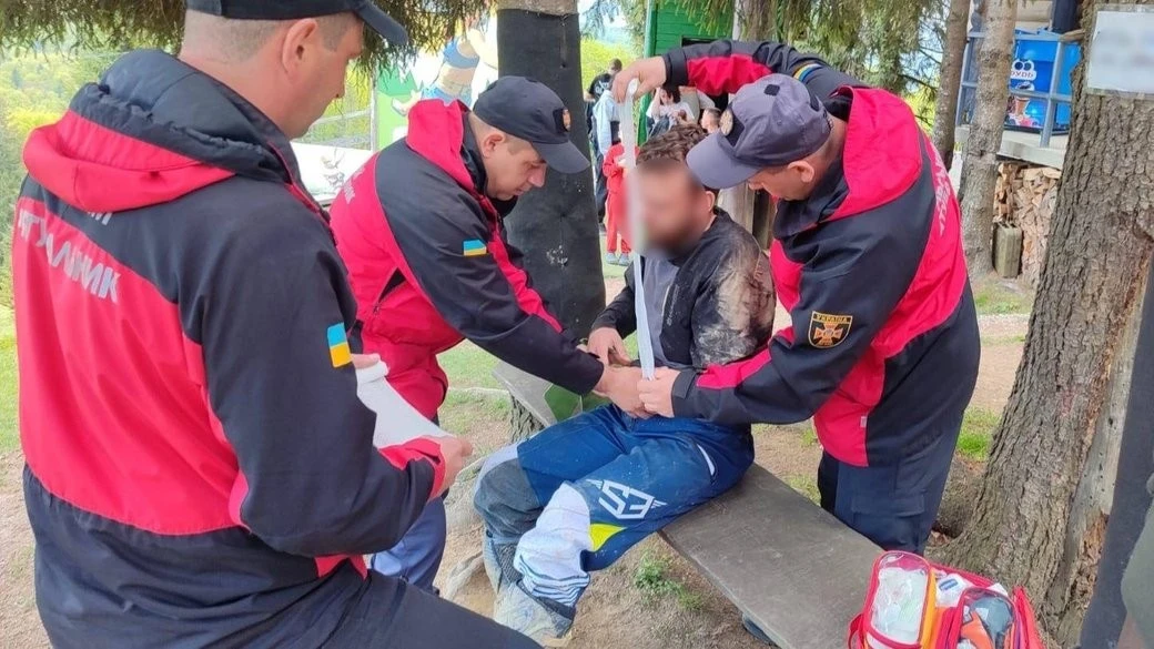 Рятувальна операція у Карпатах: травмований чоловік потребував допомоги