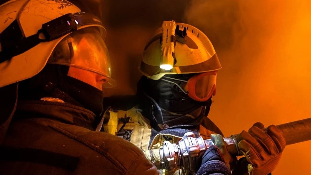 Травми на згарищі: у Кутській громаді вогонь охопив дерев’яну оселю
