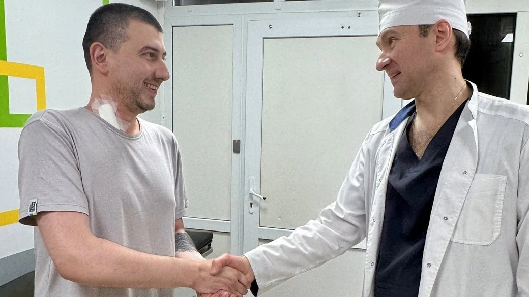 Операція за крок до катастрофи: в Івано-Франківську судинні хірурги врятували воїну руку та витягли метал із шиї