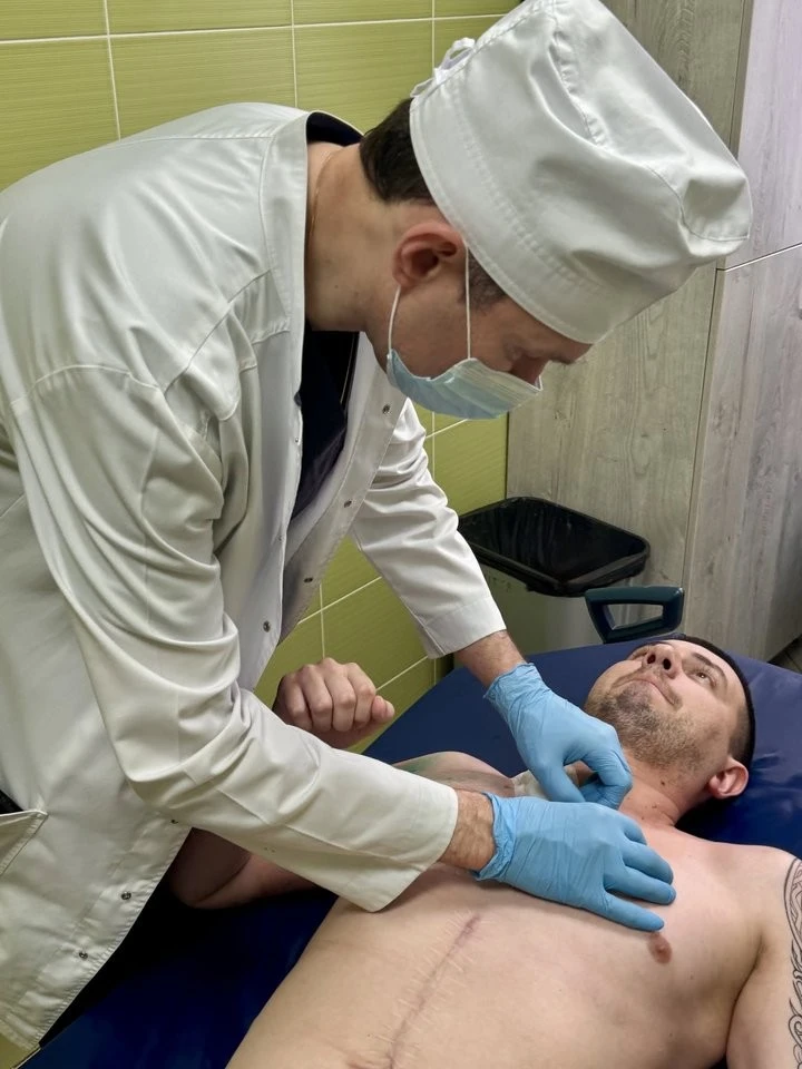 Операція за крок до катастрофи: в Івано-Франківську судинні хірурги врятували воїну руку та витягли метал із шиї
