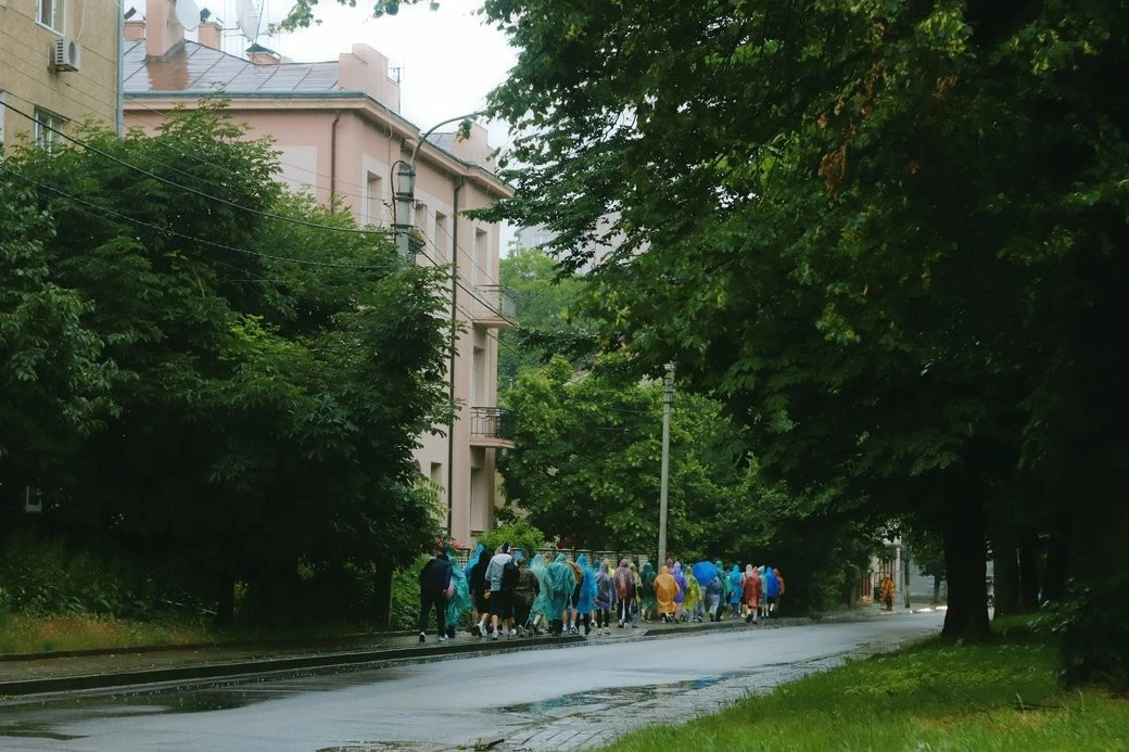 Стихійне лихо на Івано-Франківщині: розбиті дахи, знищені городи та тисячі людей без світла